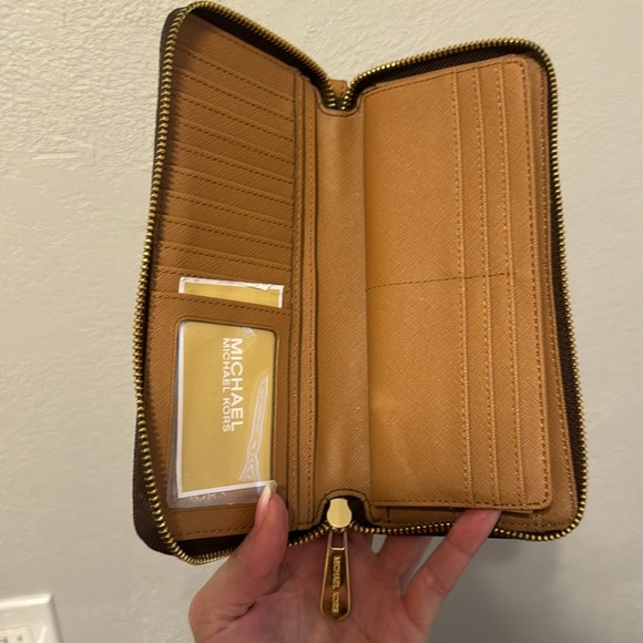 MICHAEL MICHAEL KORS
Large Logo Continental Wallet - Picture 3 of 5